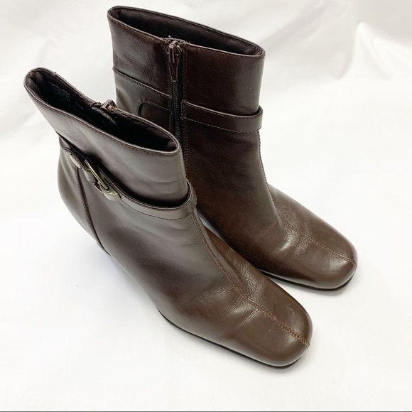 Nine & CO Women’s Brown Leather upper Ankle Bootie Size. 2 1/2 “ heel.  Good Con - Picture 2 of 9